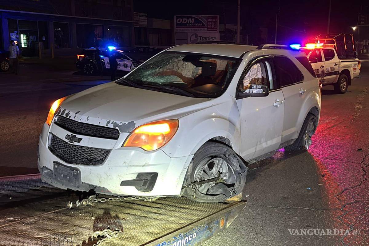 Acelerado pierde el control y destruye su camioneta en Saltillo