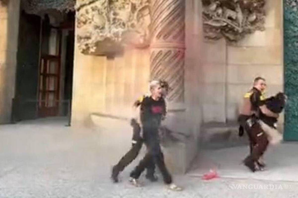 Activistas climáticas lanzan pintura sobre la fachada de la Sagrada Familia en Barcelona