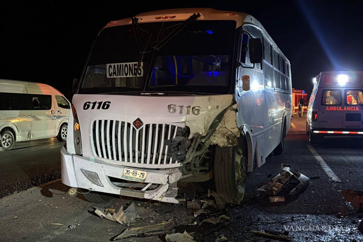 Choque frontal deja una persona muerta y 20 heridas, en Saltillo