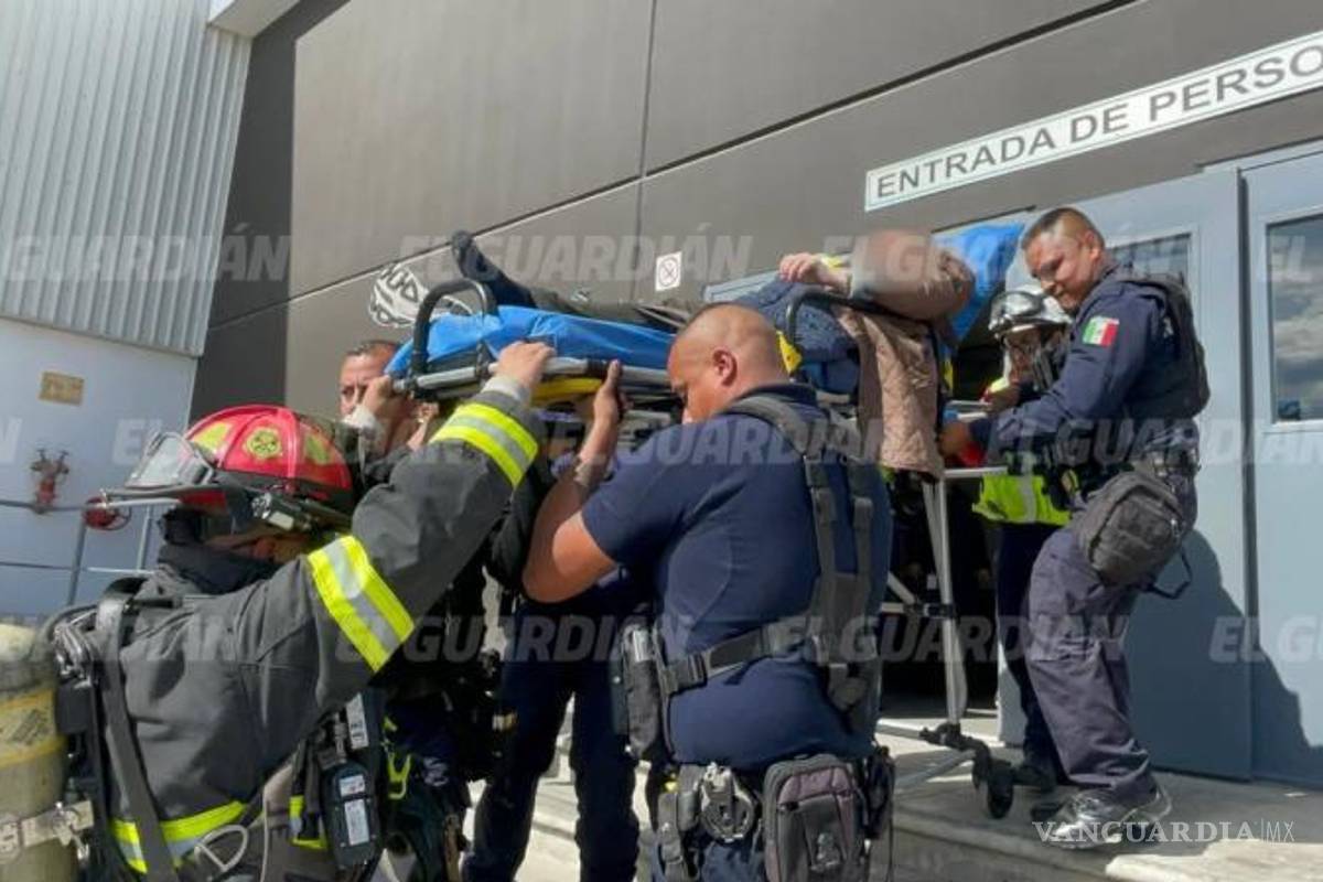 $!Bomberos de Ramos Arizpe brindaron atención prehospitalaria a los dos tripulantes tras el accidente aéreo.