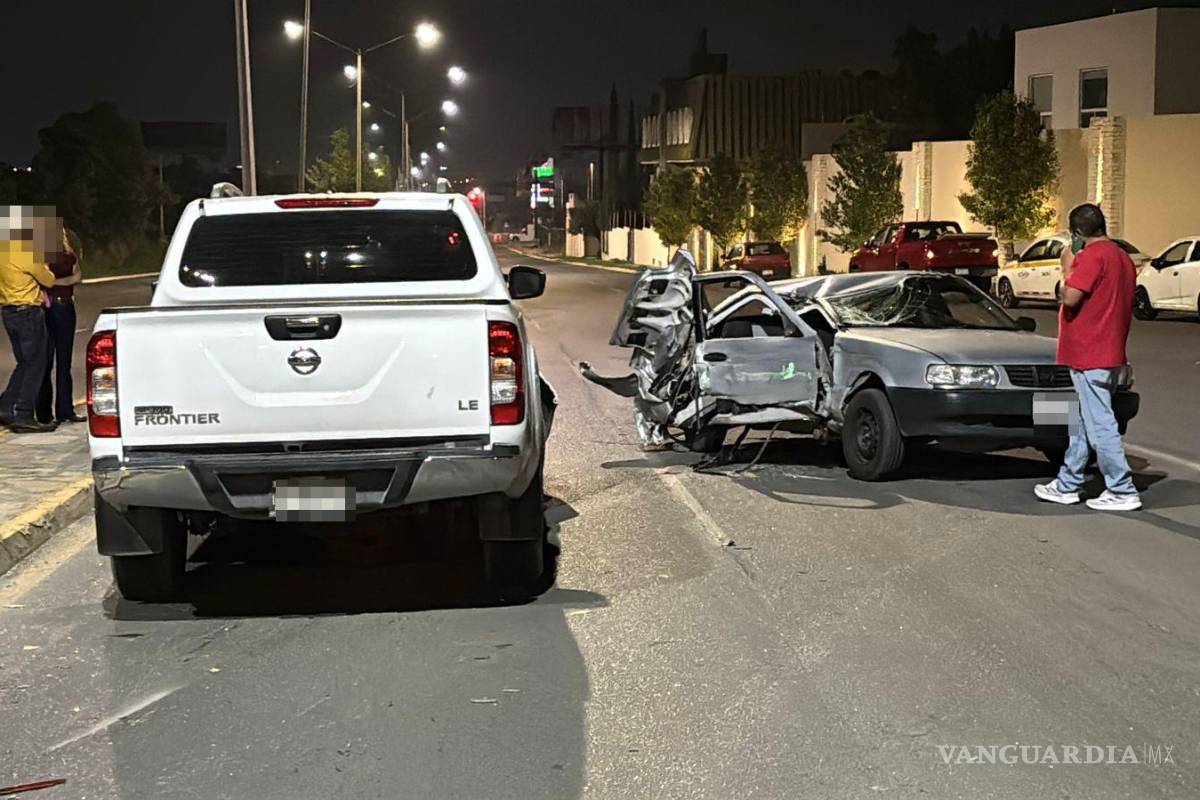 $!El vehículo afectado salió proyectado contra una luminaria en el bulevar Colosio.