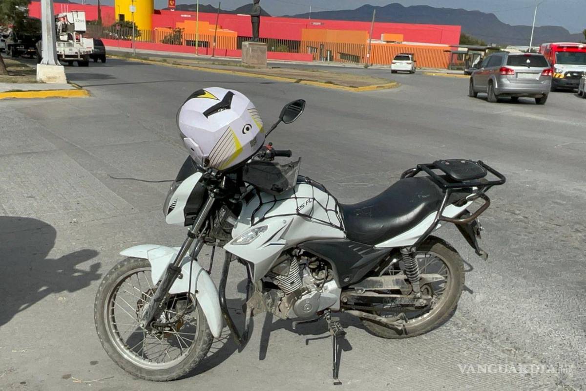 $!La motocicleta quedó tendida sobre el asfalto luego del percance registrado durante la mañana.
