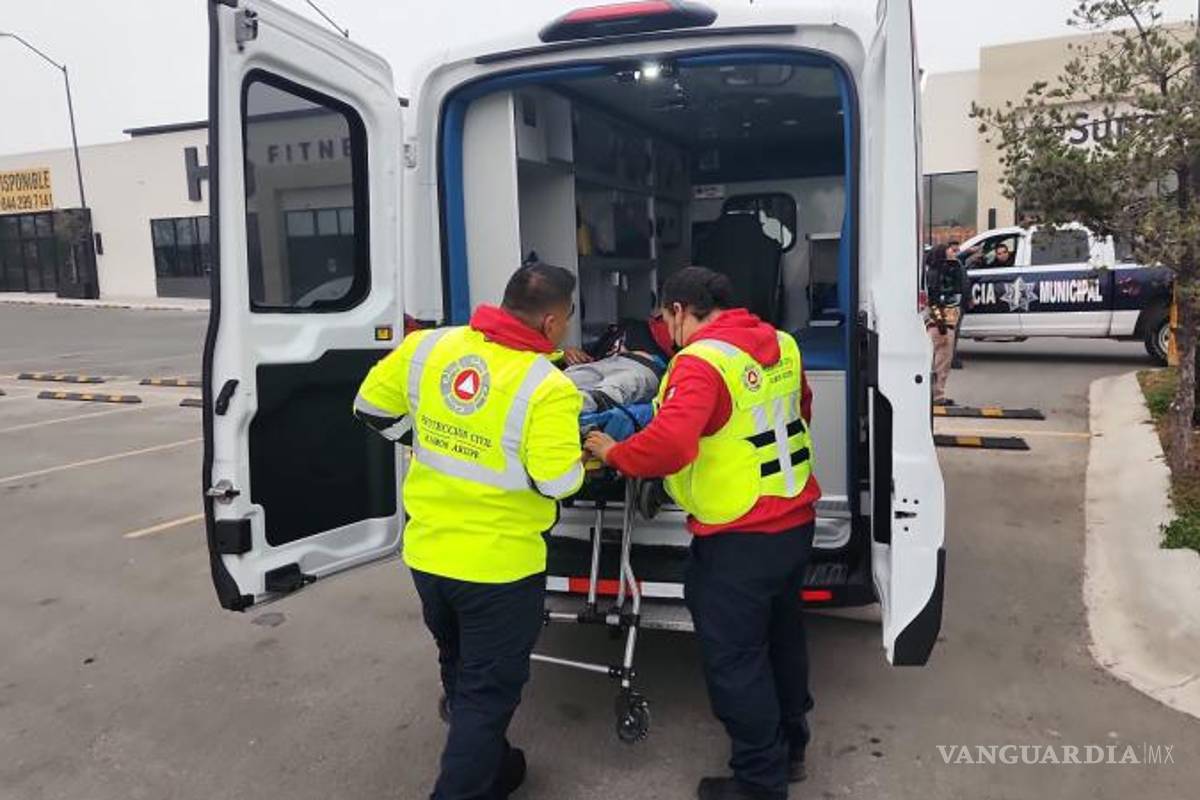 $!Paramédicos de Bomberos atendieron al conductor en el lugar antes de trasladarlo de emergencia a la Clínica 88 del IMSS.