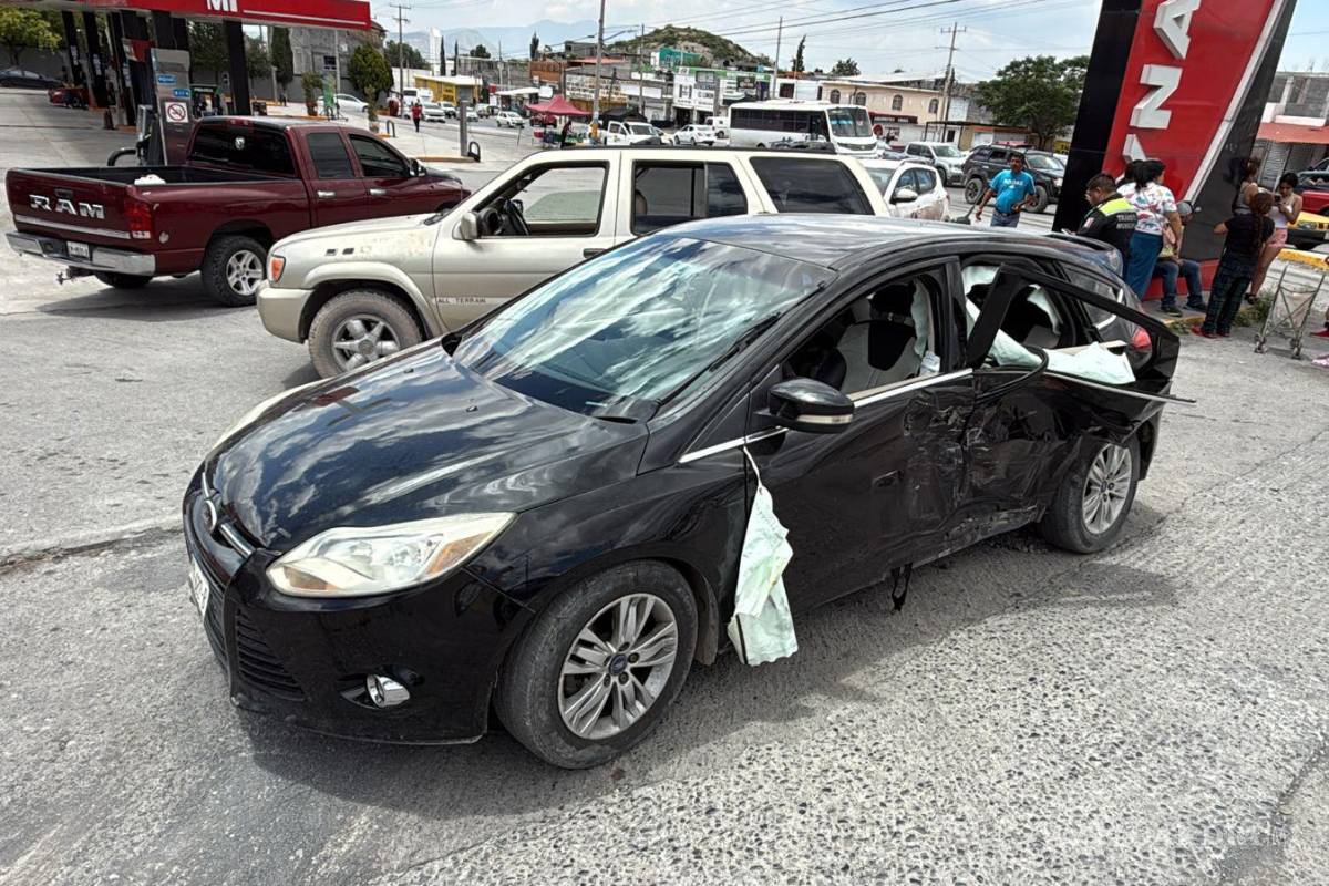 Choque múltiple en Saltillo deja dos heridos; responsable huyó del lugar