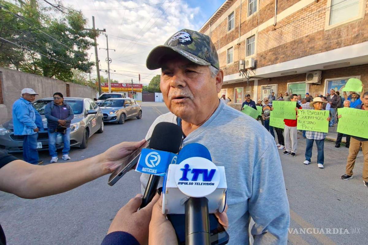 $!La protesta fue encabezada por Julián Torres Ávalos, vocero de los ex trabajadores, quien calificó la decisión judicial como una nueva dilación en un proceso que lleva más de tres años sin resolverse.