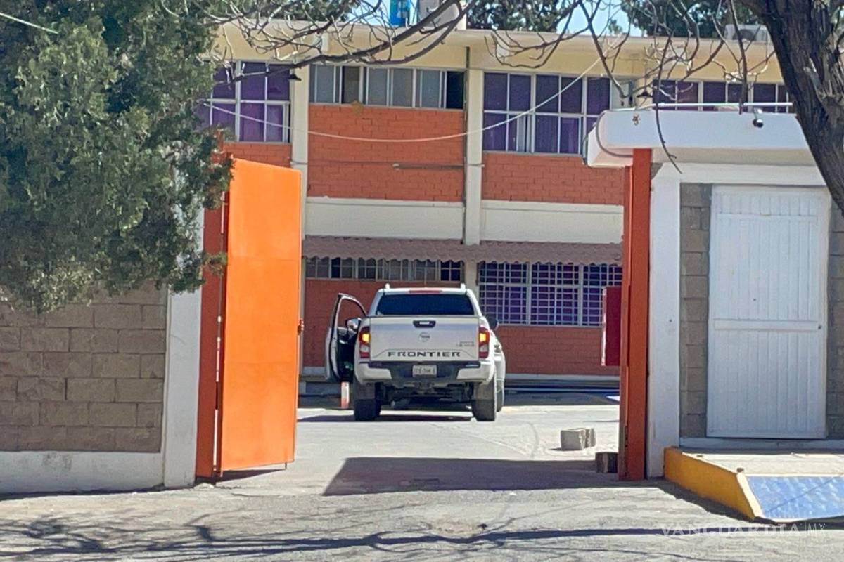 $!Elementos de la Fiscalía General del Estado acudieron al CETis 48 tras el reporte de una hielera con hierba seca con características de la mariguana.