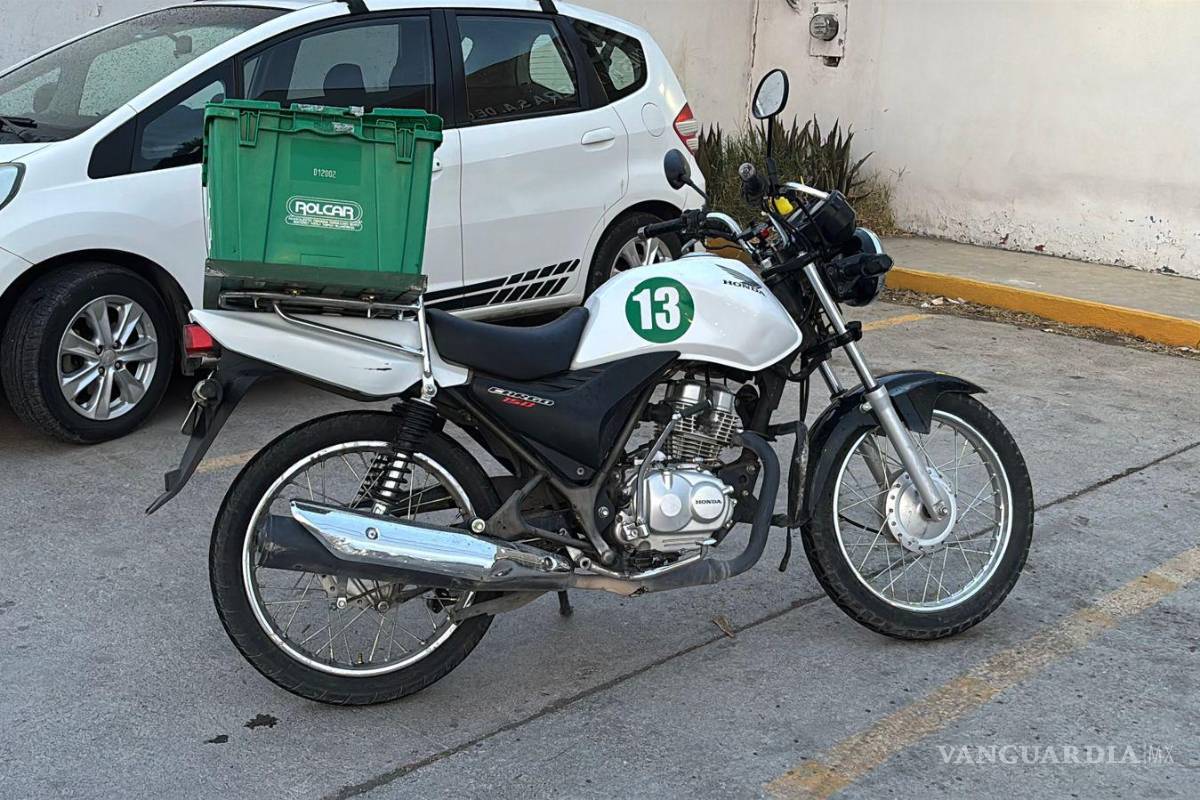 $!La motocicleta quedó atravesada en plena vialidad tras el derrape.