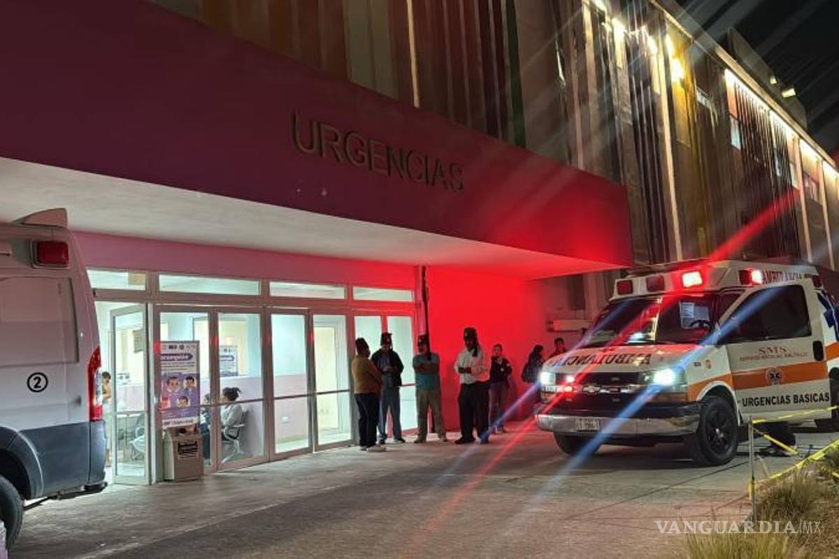 $!La menor fue llevada en ambulancia al aeropuerto Plan de Guadalupe, en Ramos Arizpe.