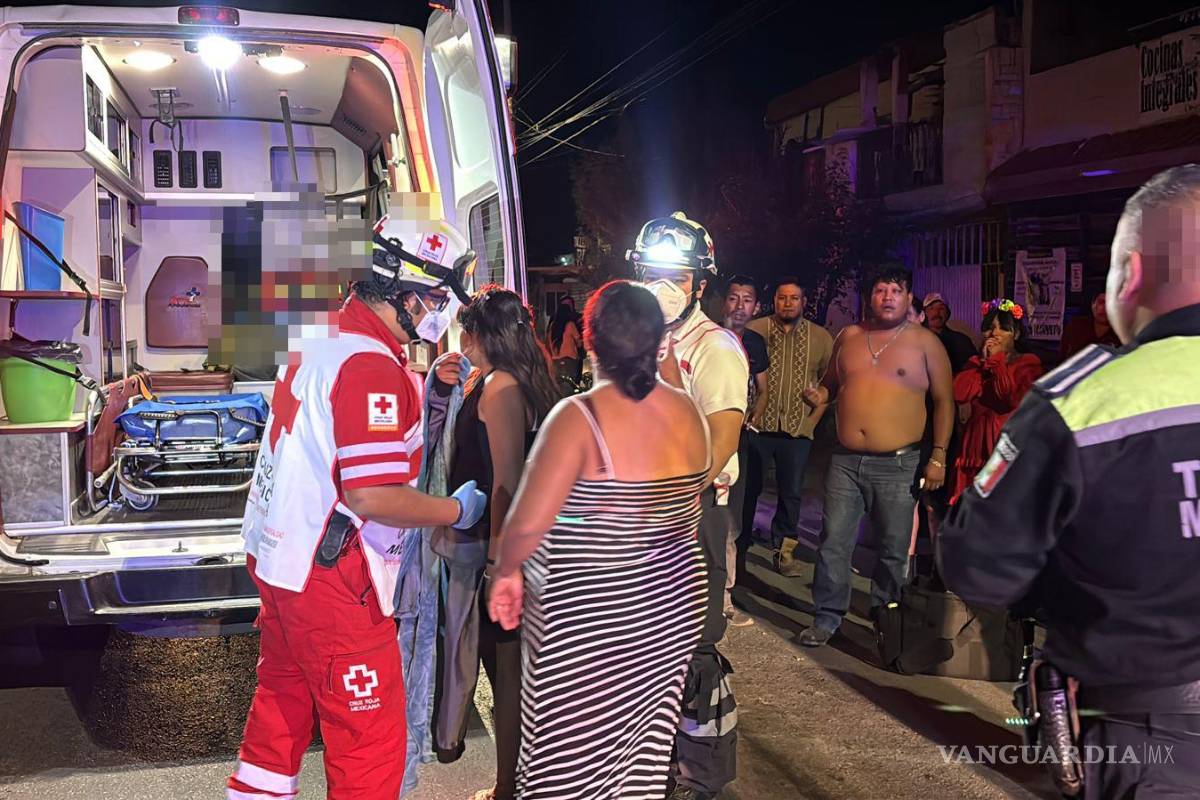 $!Vecinos del sector auxiliaron a los hermanos lesionados mientras llegaban los cuerpos de emergencia.