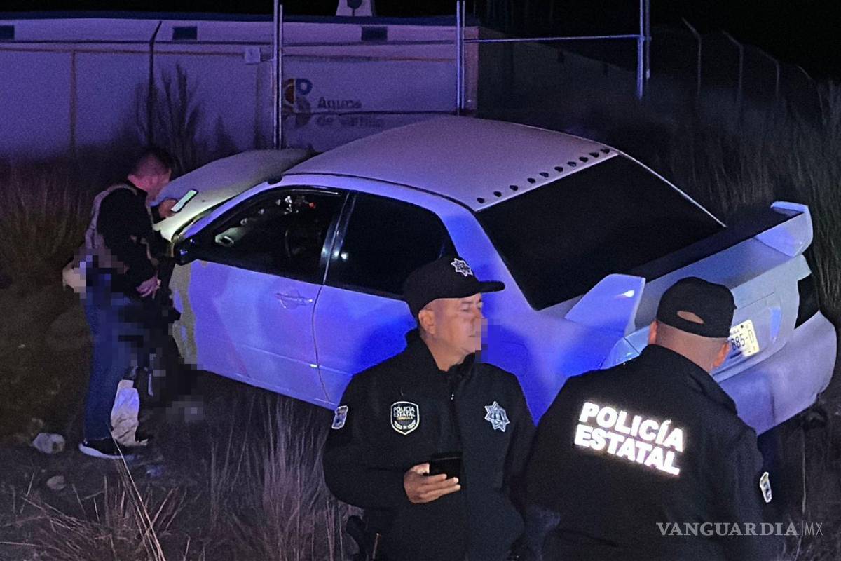 $!El vehículo Mitsubishi Lancer terminó dentro de un terreno baldío tras la persecución en Mirasierra.