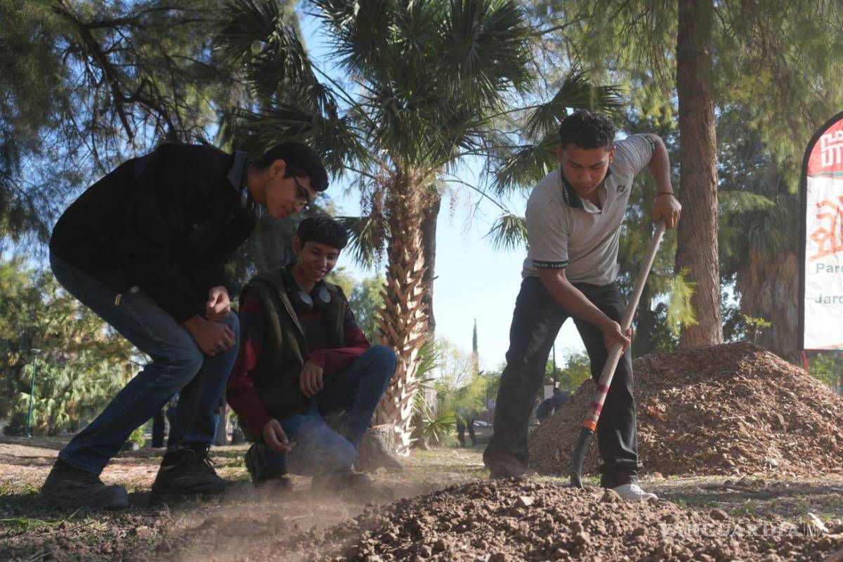 $!Los estudiantes participaron activamente en la plantación y cuidado inicial de los árboles, reforzando su educación ambiental.