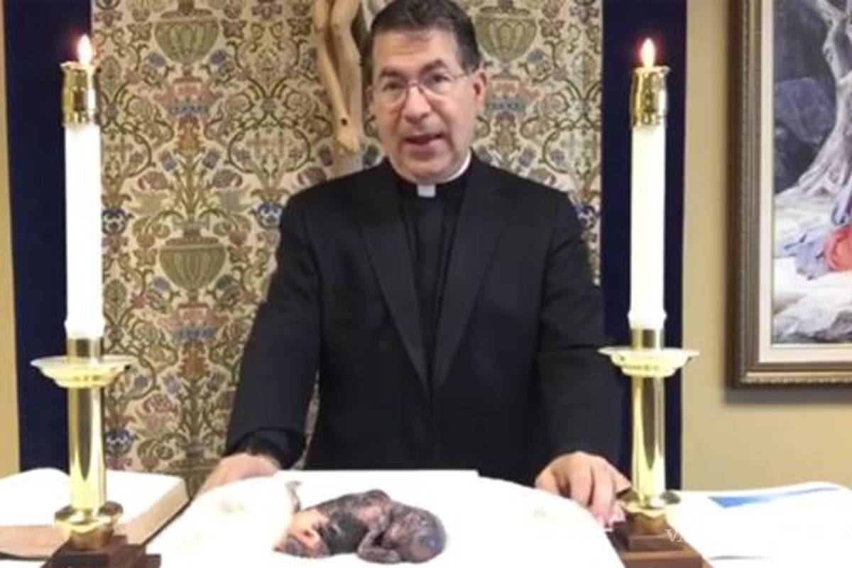 Sacerdote usó el feto de un bebé abortado para apoyar a Trump, y lo transmitió por Facebook