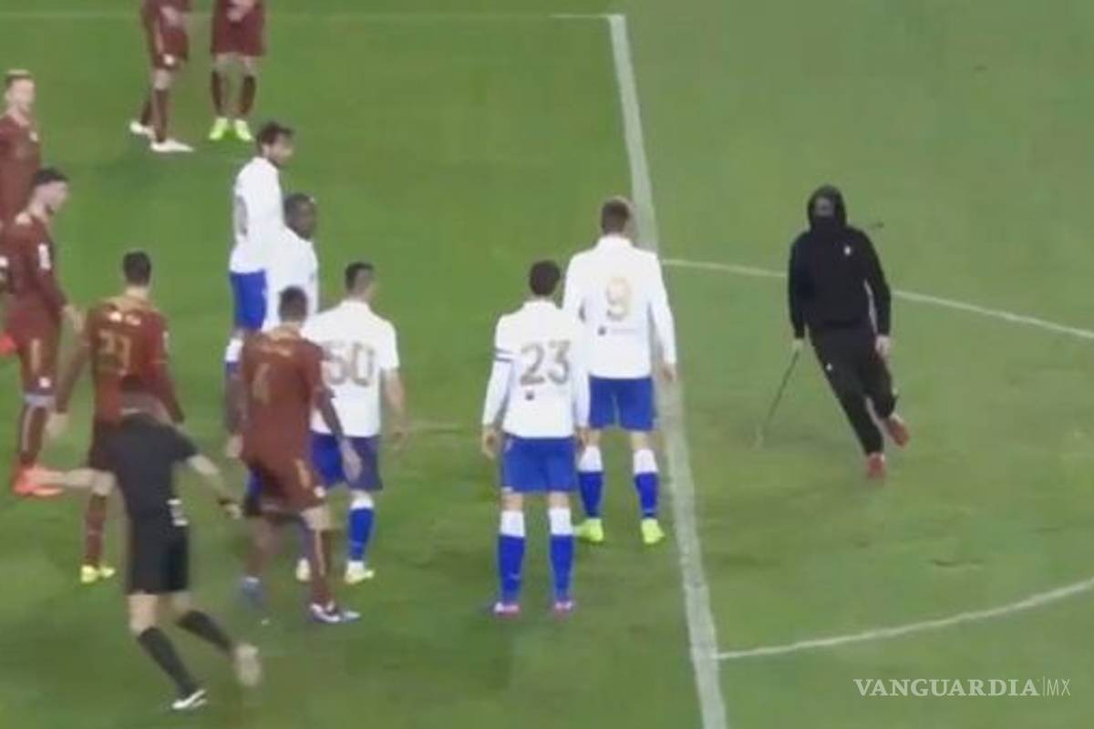 En Croacia los jugadores defendieron a un árbitro de la agresión de un encapuchado