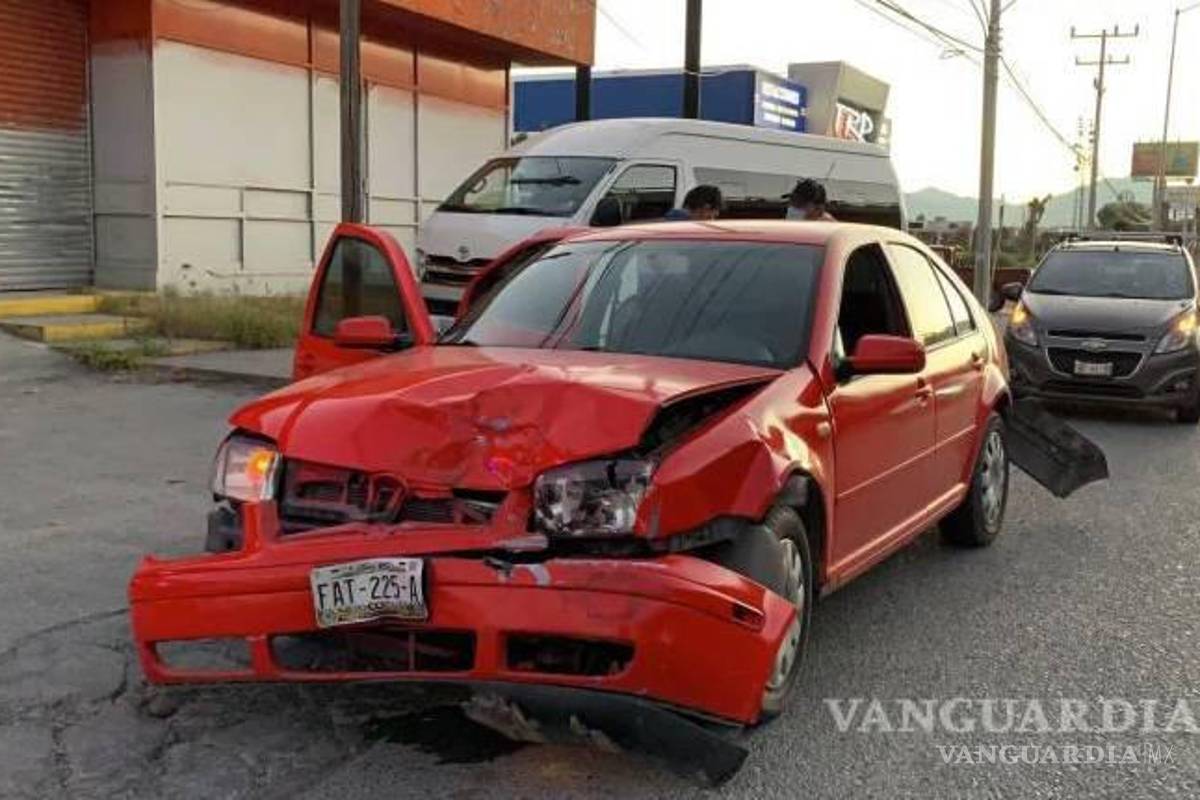$!¿Solo en Saltillo? De nuevo la ‘maldición’ de accidentes de carros rojos; ahora uno se parte en dos