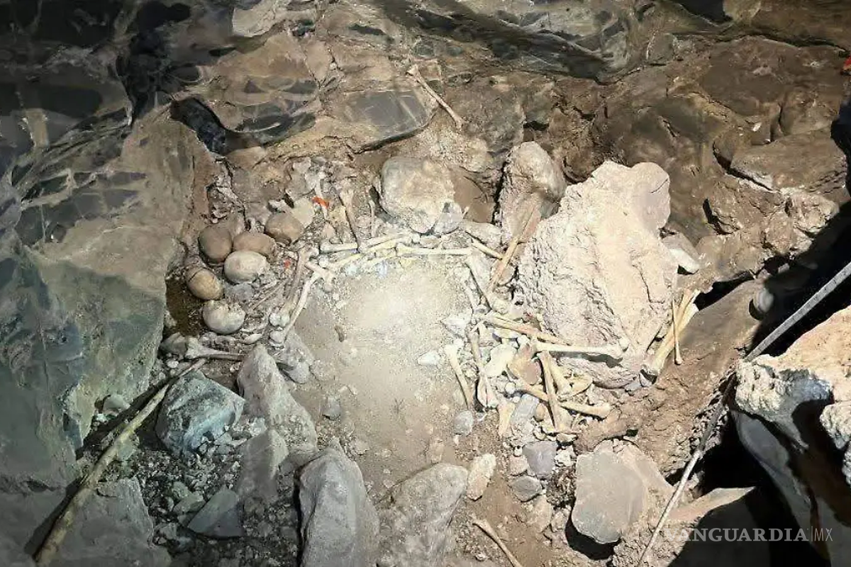 Rescatan restos prehispánicos en cueva profunda de Ocampo, Coahuila