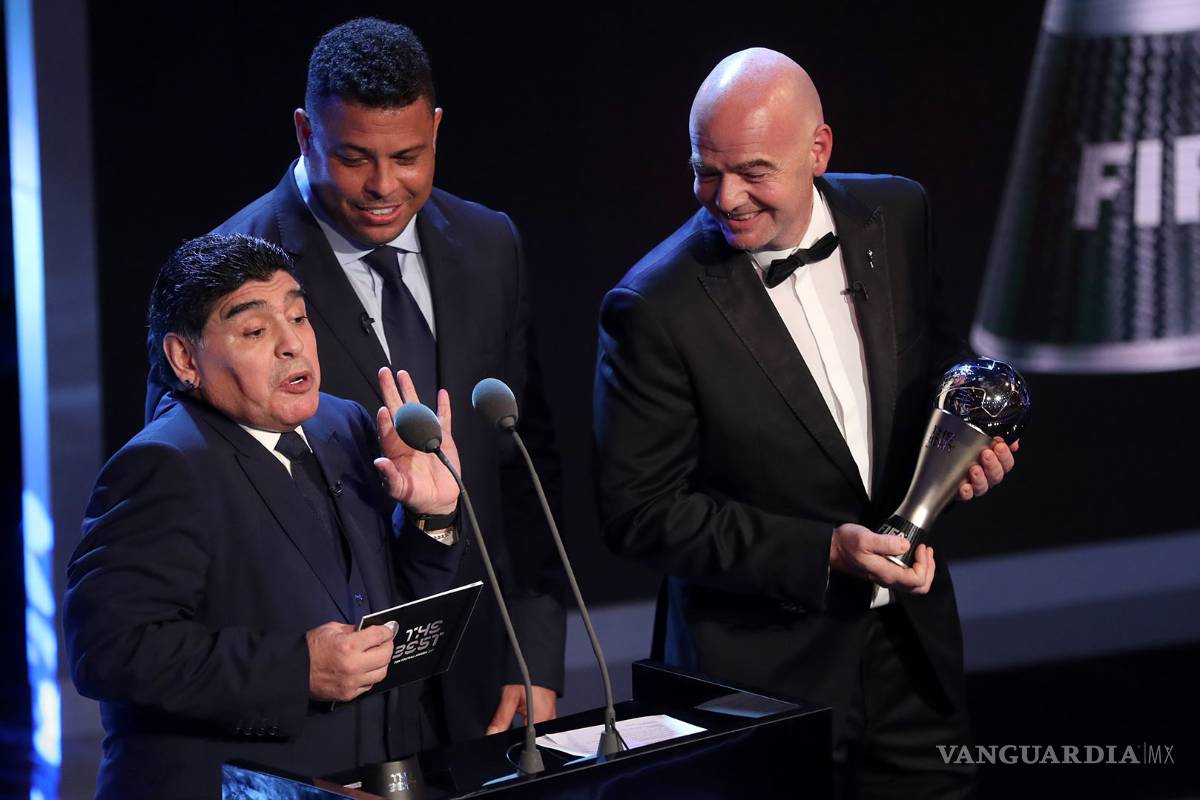 $!Maradona no quiere ver ni en pintura al presidente de la FIFA