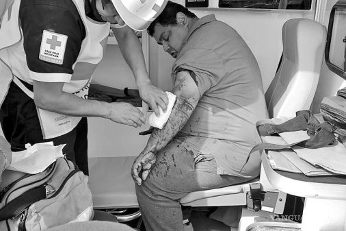 $!Esquiva bache y destroza taxi