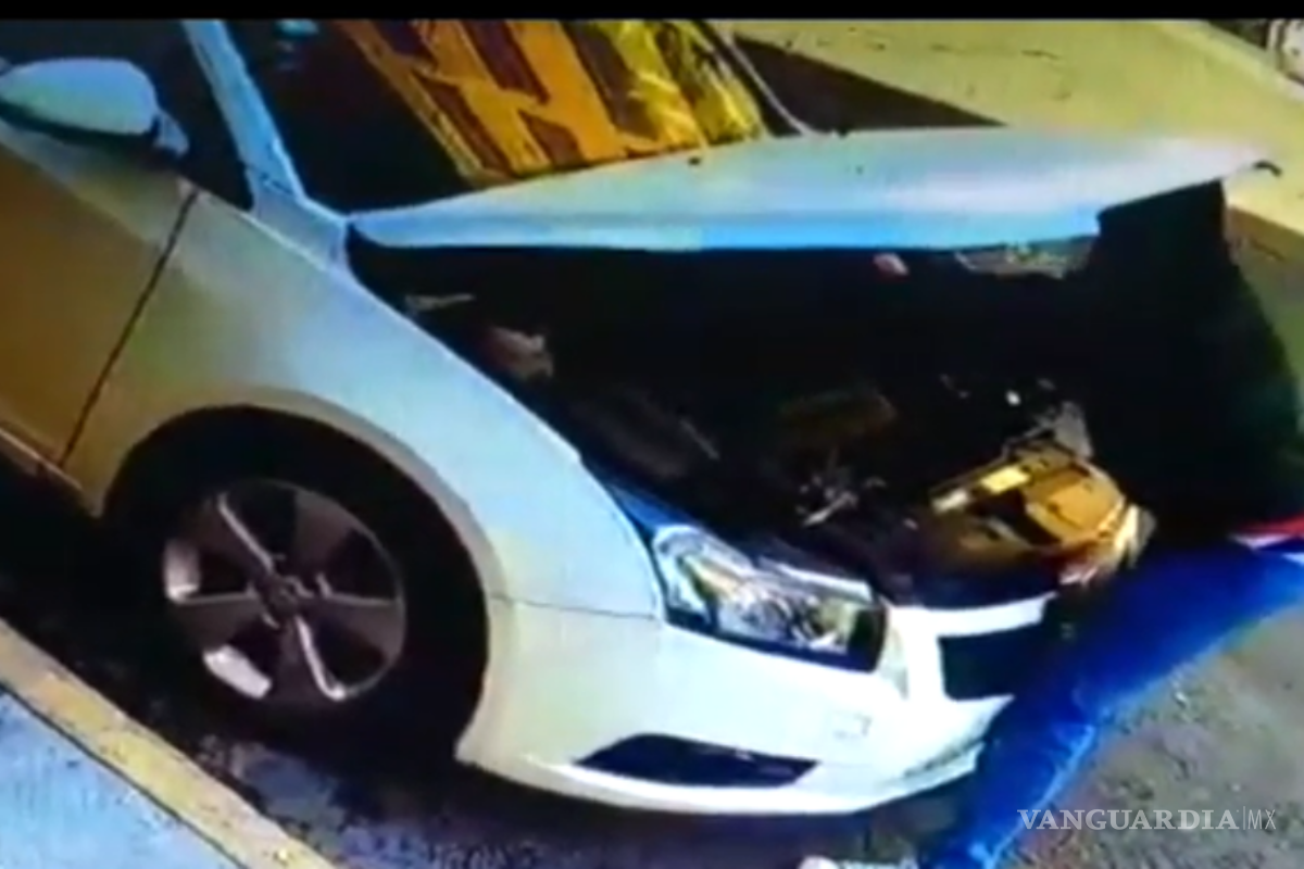 ¿Tienes un Aveo, Jetta o Versa? ¡Cuidado!; así es como le roban la batería y la computadora... ¡en menos de un minuto! (video)