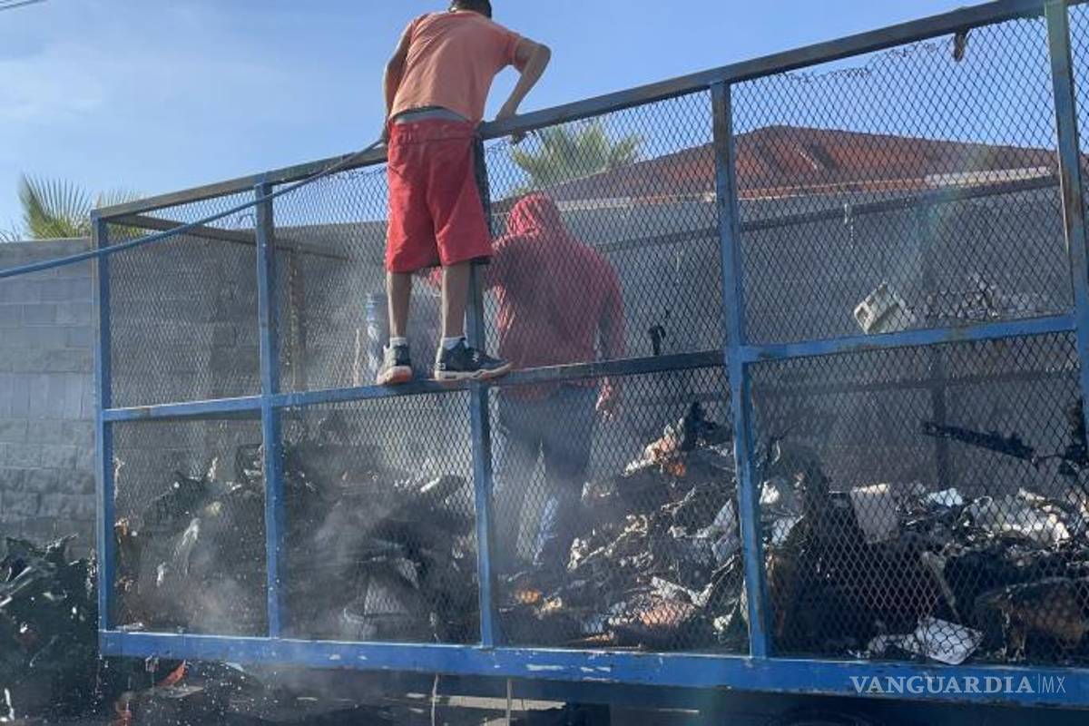 $!Un remolque fue sacado, pues también se estaba incendiando.