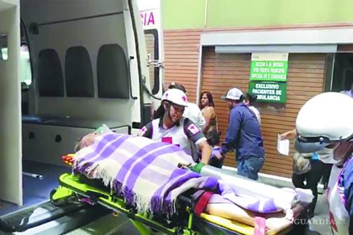 Sufre hombre descarga mientras podaba un árbol y se quema 80% del cuerpo en colonia de Saltillo