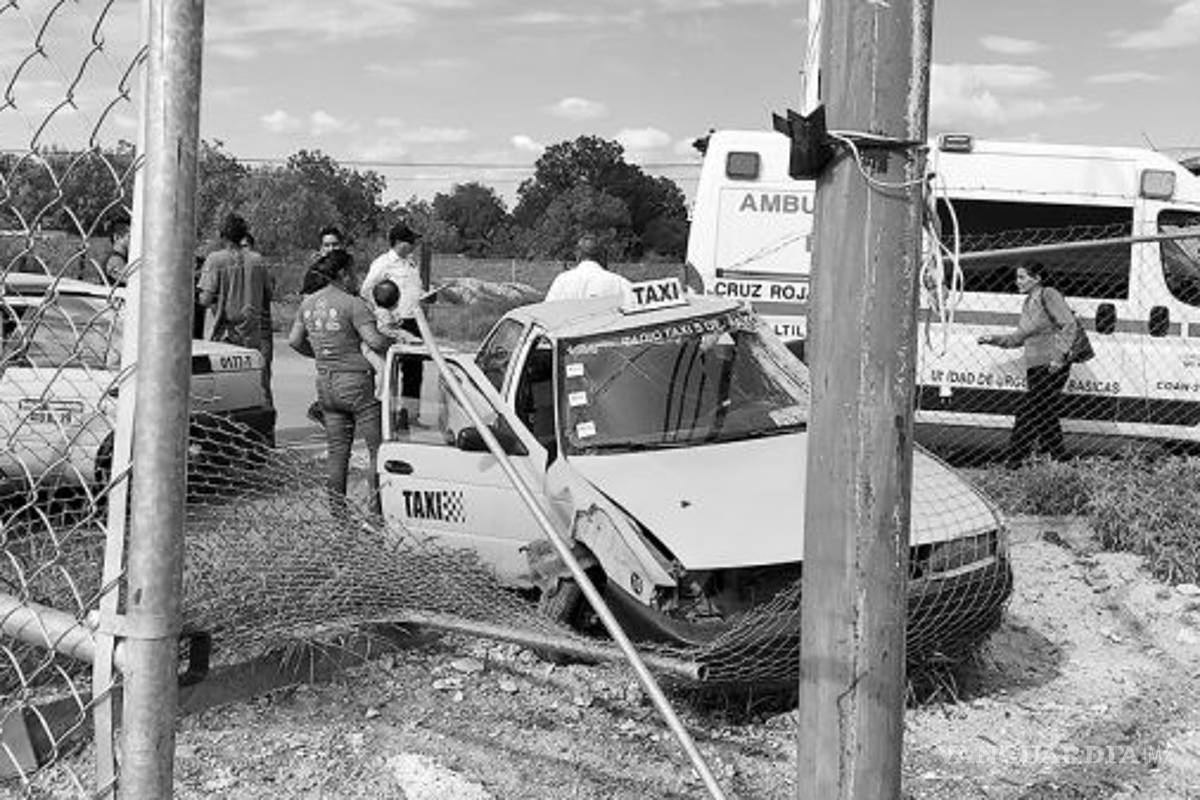 Esquiva bache y destroza taxi