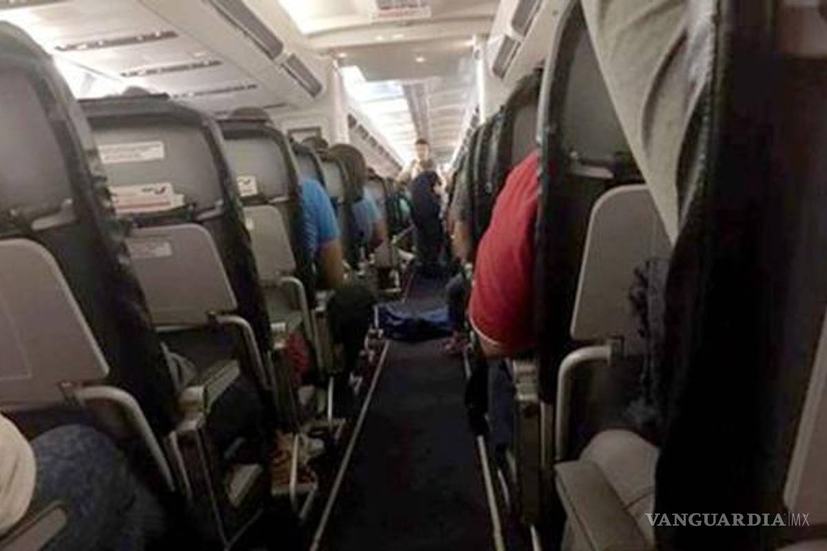 Aerolínea obligó a pasajeros a volar con un cadáver tendido en el pasillo