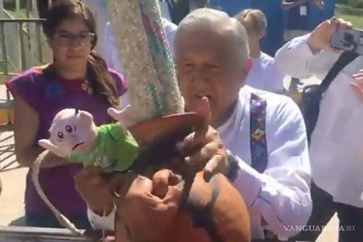Ahora le tocó a AMLO: ¡Le arrojan un Dr. Simi en su visita a Oaxaca!