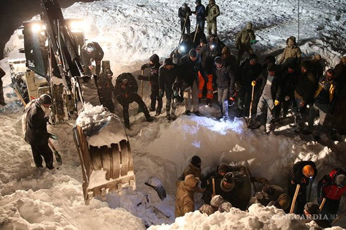 $!Rescatistas de Turquía atienden llamada por avalancha y son enterrados por otra; hay al menos 38 muertos