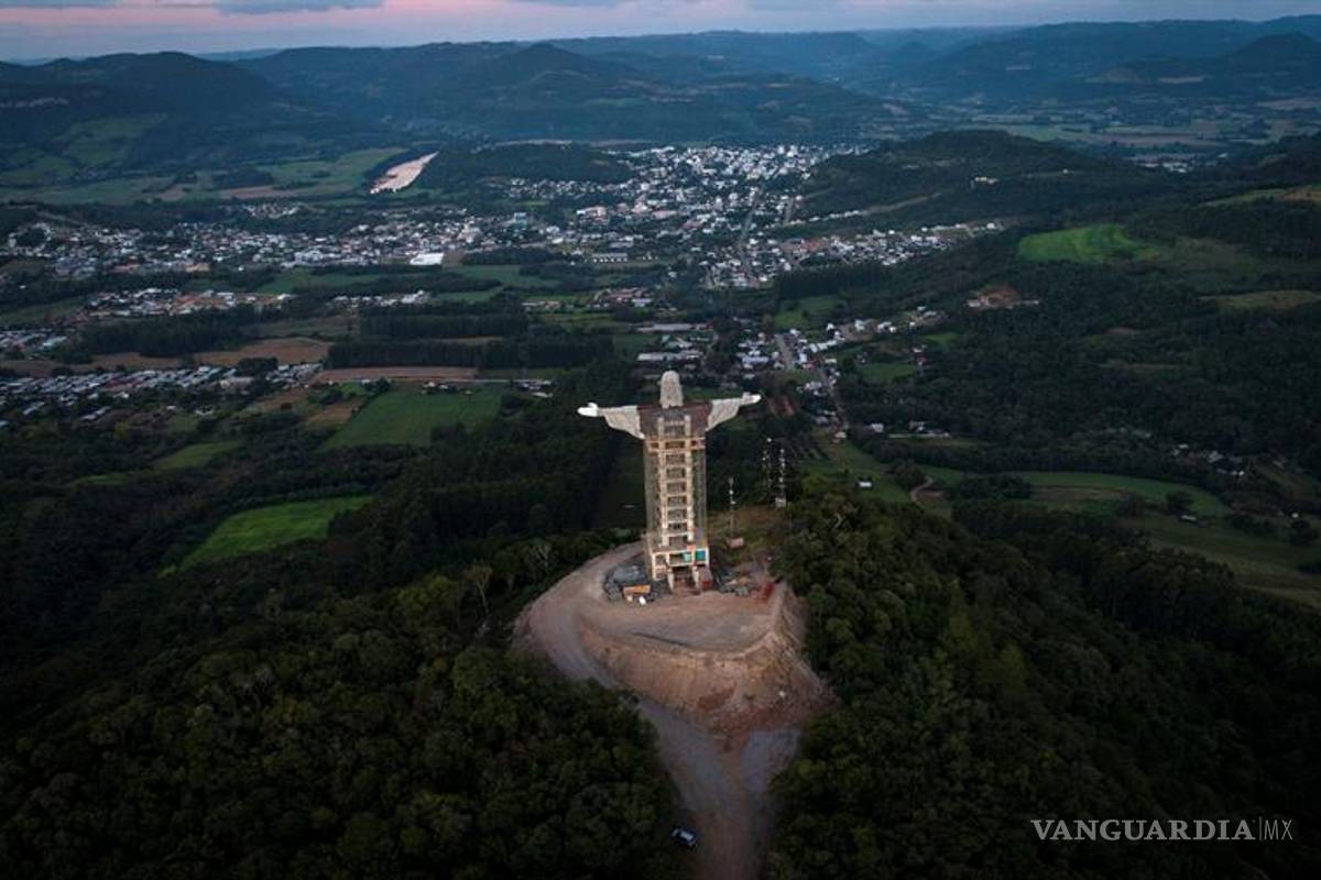 Cristo Protector, un imponente estatua de Jesús de Nazaret es una de las mayores del mundo