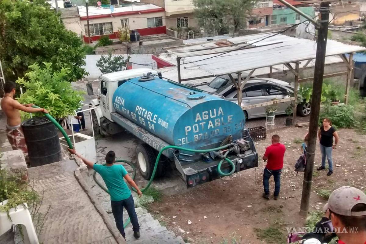 Reparten agua con pipas en colonias afectadas por la corriente del Nazas