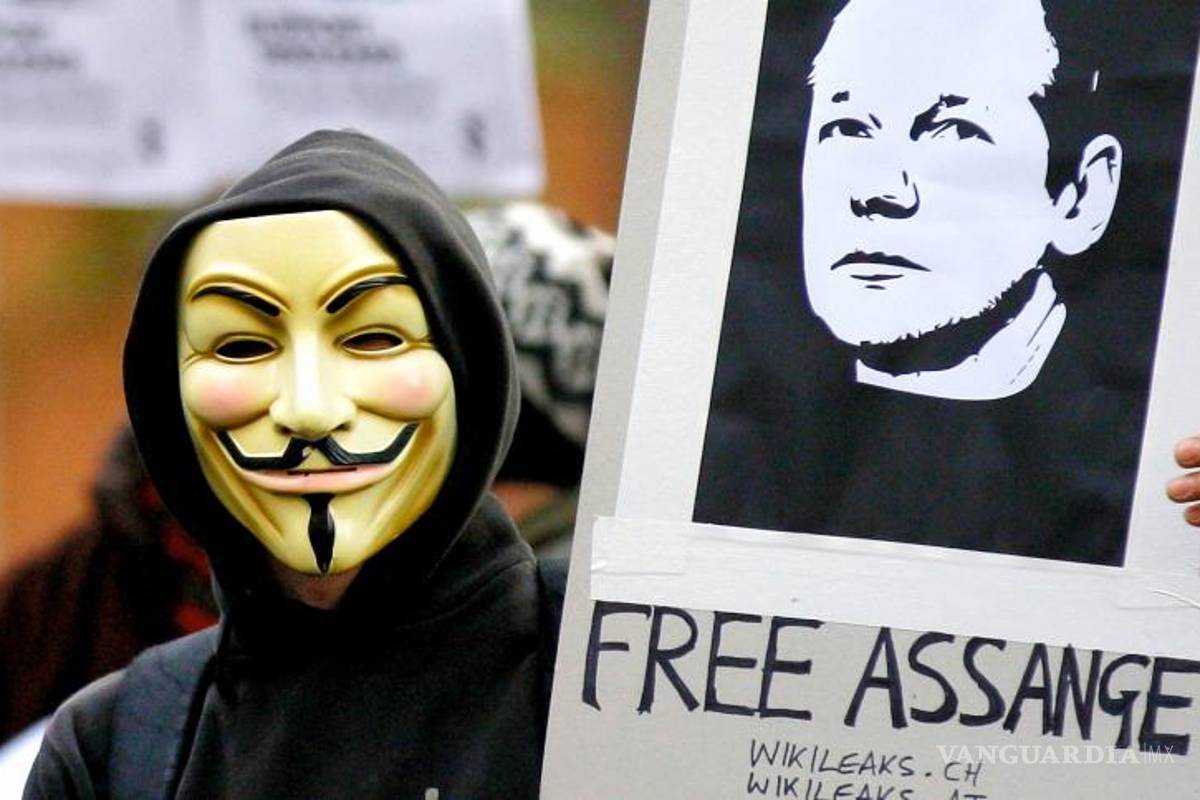 Anonymous amenaza a representantes de EU, Reino Unido y Ecuador por arresto de Julian Assange
