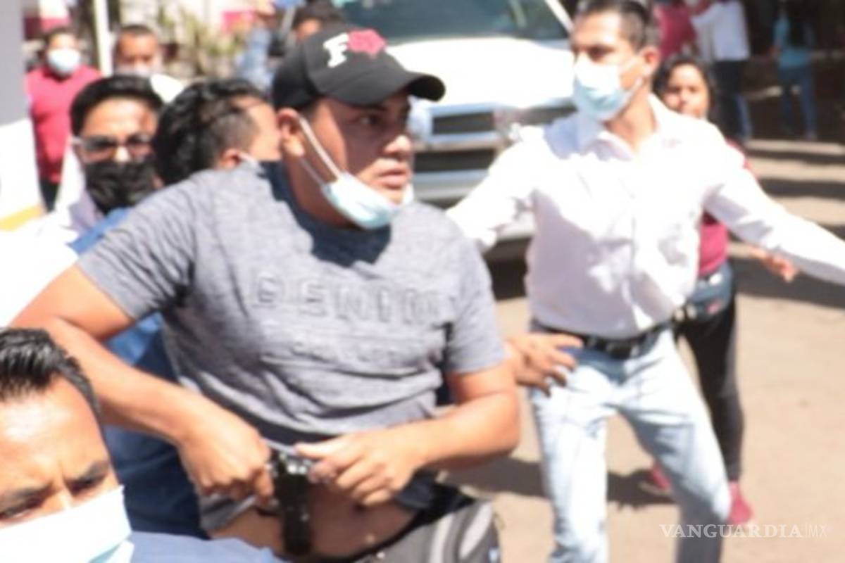 Protestan por vacunas en Oaxaca, presunto guardaespaldas de delegada del Bienestar encañona a alcalde