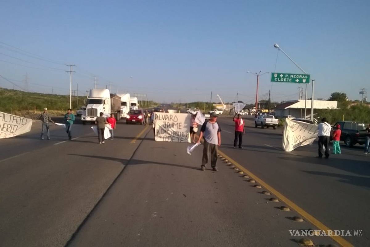 $!Bloquean carretera 57 en Sabinas por minas de carbón que ponen en riesgo a ciudadanos