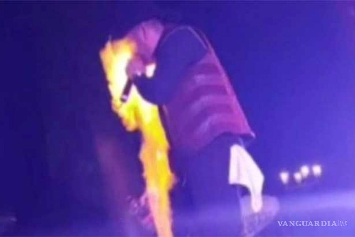 "El Gallo" Elizalde se quema el rostro durante concierto