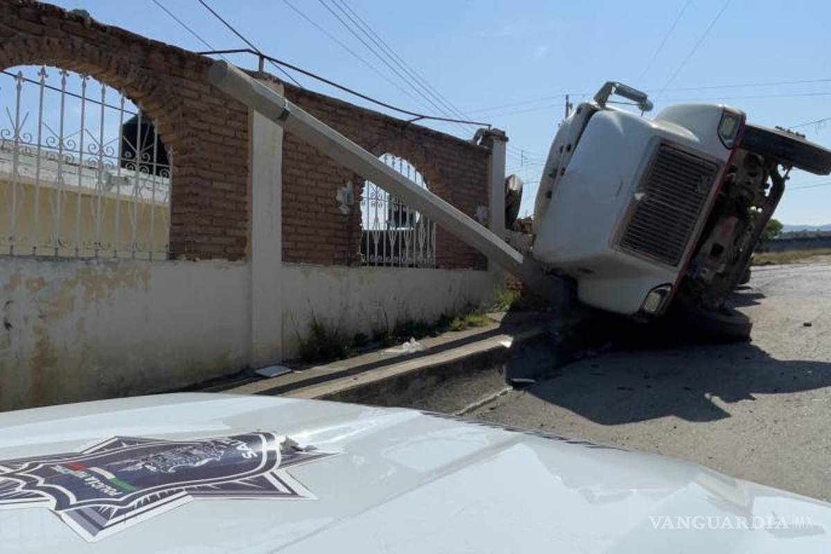 $!El conductor del camión de carga resultó ileso luego de que su vehículo se volcara y chocara contra una camioneta estacionada, evitando así mayores daños a una vivienda cercana.