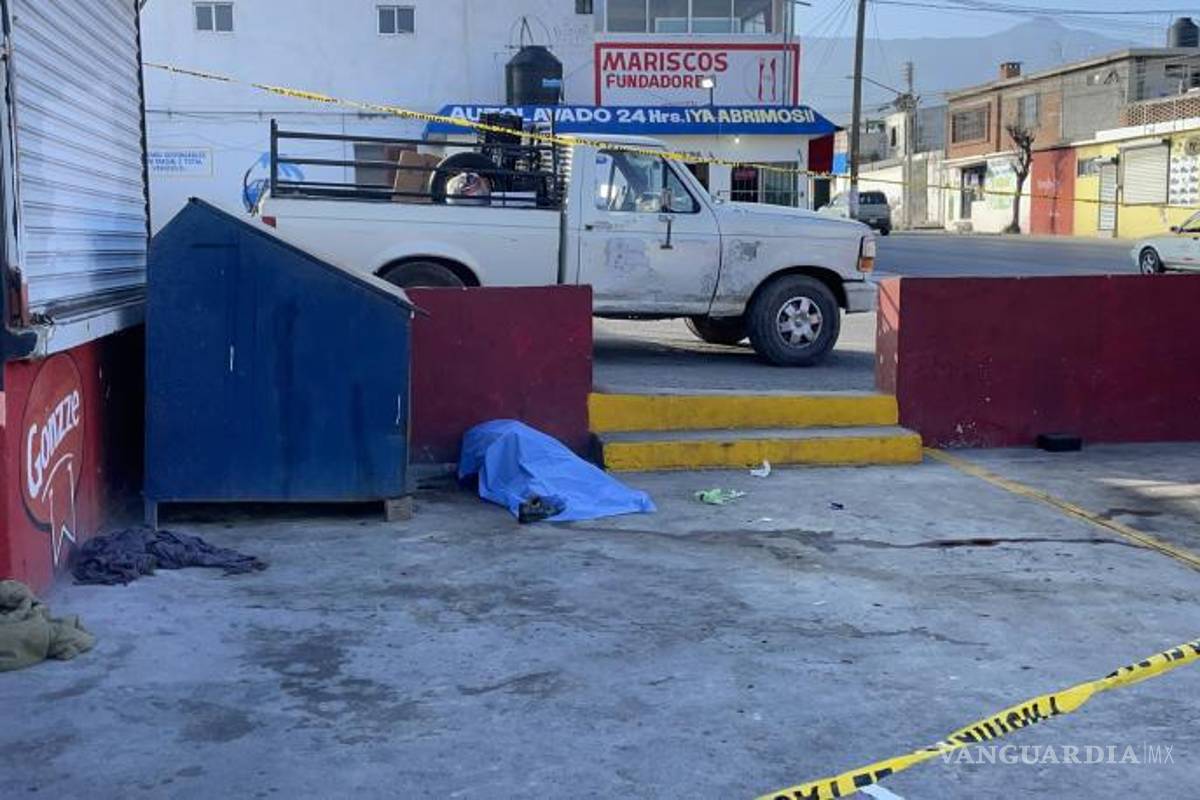 $!A un costado del contenedor de basura fue encontrado el hombre.