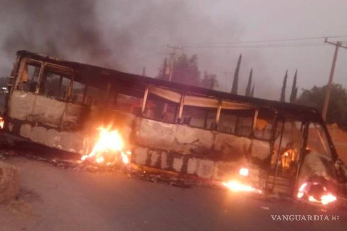 Bloquean carretera de Guanajuato con autobuses incendiados