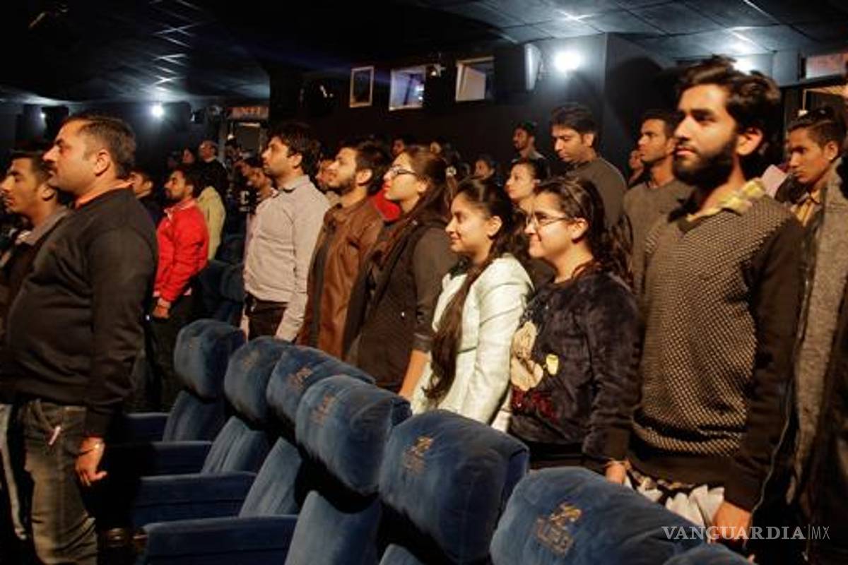 En la India ley obliga a tocar el himno nacional en cines y ponerse de pie, ya hay detenidos por resistirse