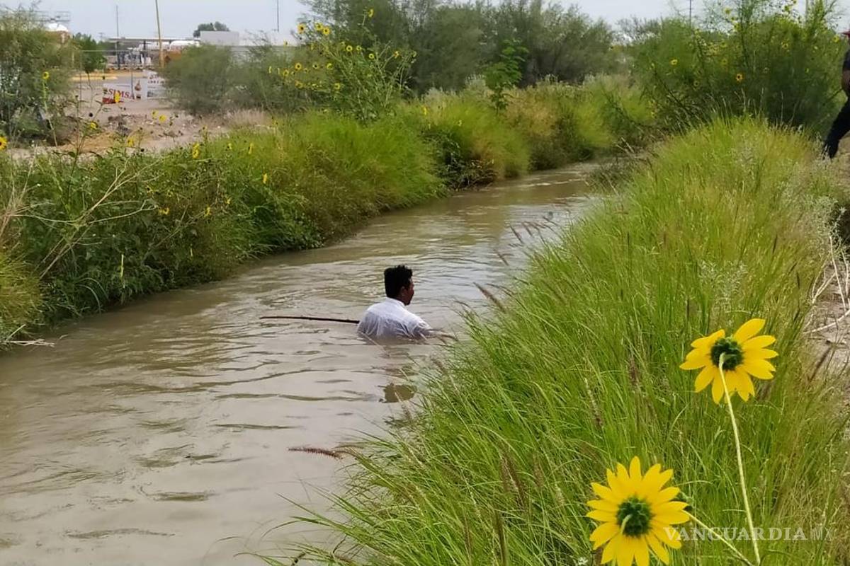 Padre entra a canal de riego a buscar el cuerpo de su hijo, en Durango