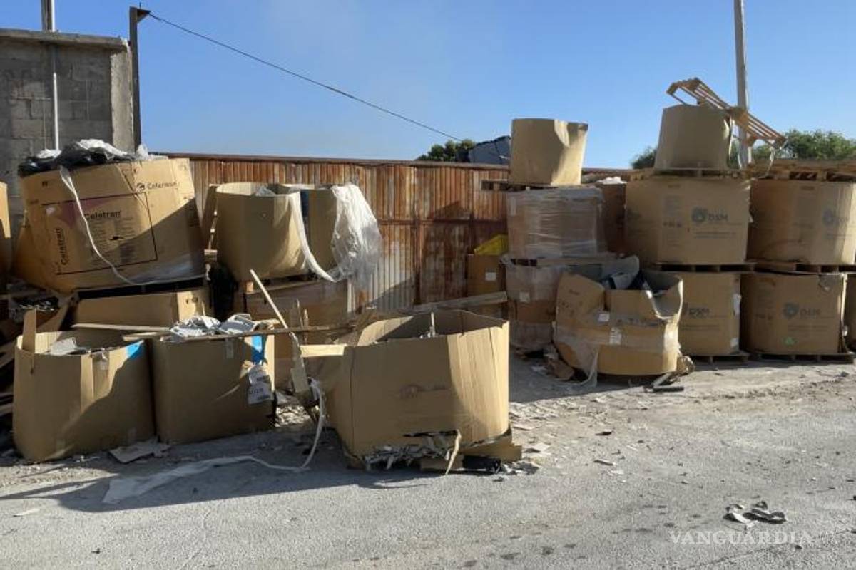 $!El exterior de la recicladora está invadido de cajas con mercancía de plástico en su interior.