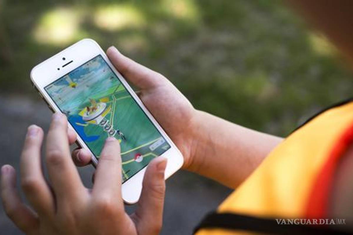 Conductor es sorprendido por la policía, jugando Pokémon GO... en 8 celulares al mismo tiempo