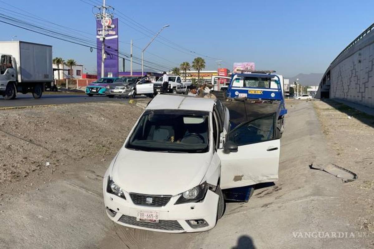 $!El auto fue sacado con grúa del arroyo pluvial.