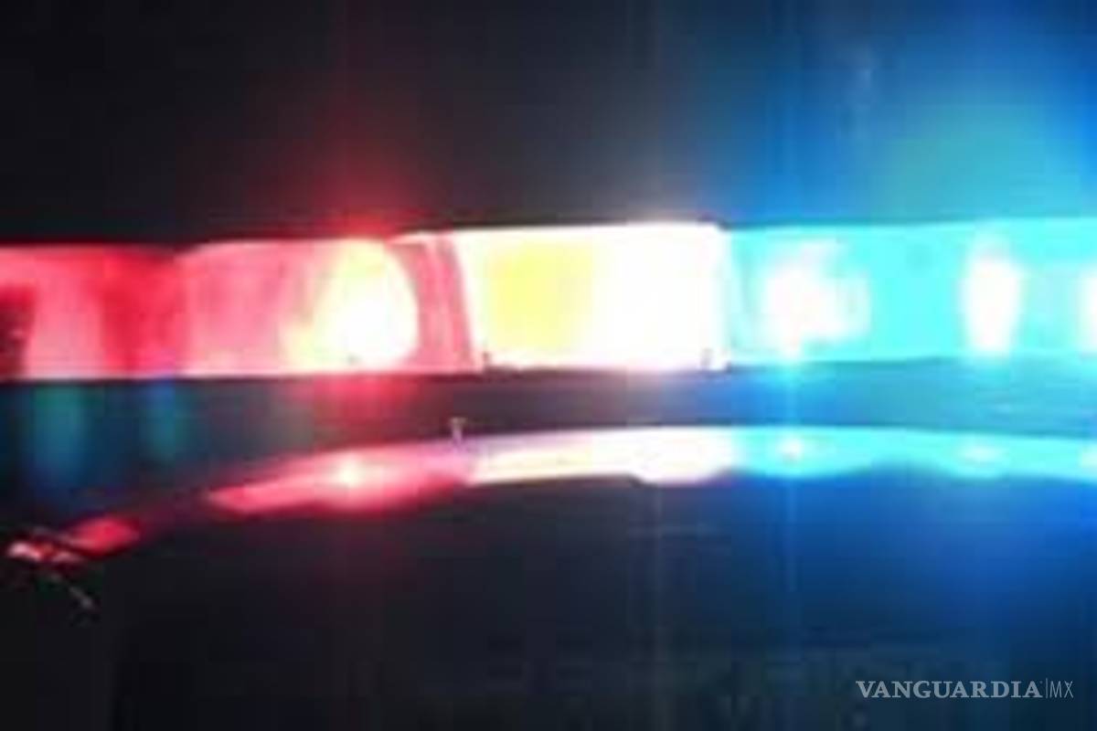 Le roban pistola a policía al ir al baño