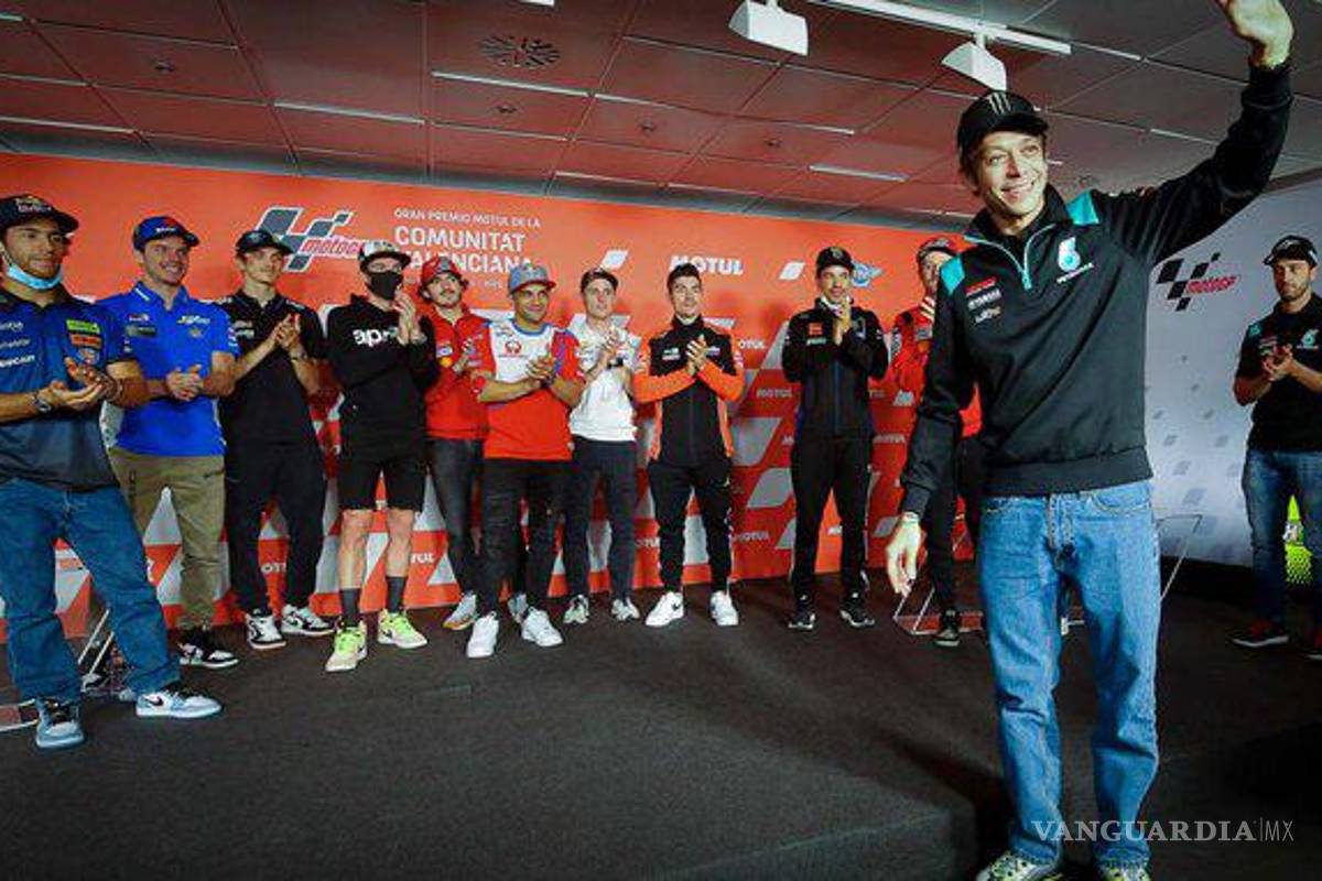 Pilotos de MotoGP rinden tributo a Valentino Rossi previo a su última carrera como profesional