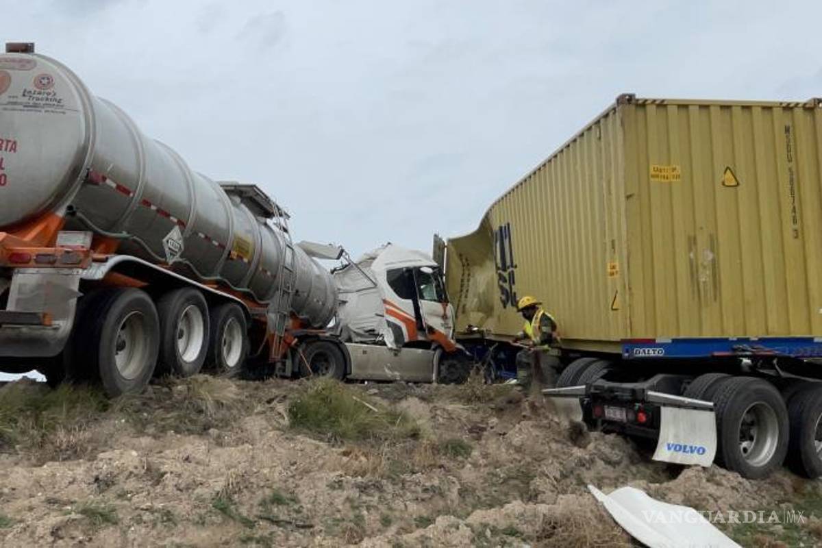 $!Bomberos realizaron labores de colocación de absorbente en el pavimento.