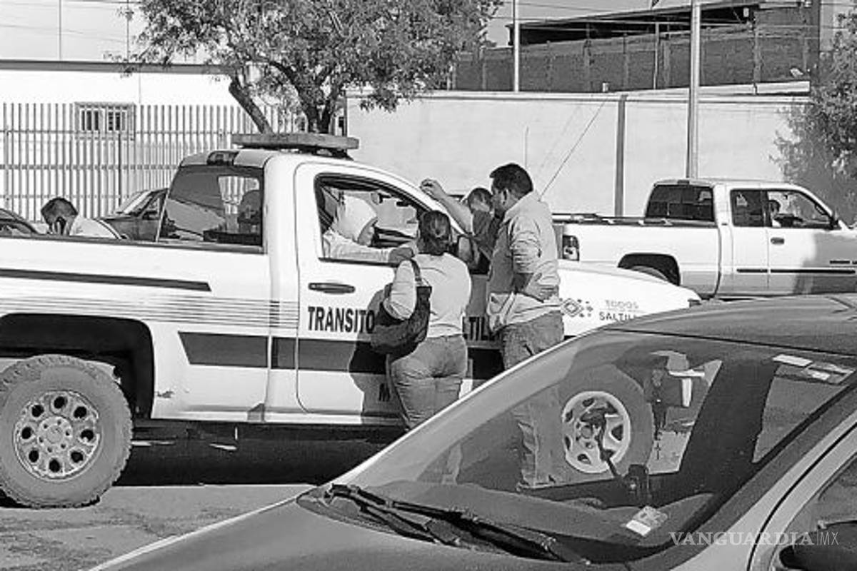 $!Por escapar de multa, #ladycafre le aplasta pies a policía y choca en Saltillo