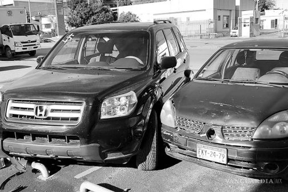 Por escapar de multa, #ladycafre le aplasta pies a policía y choca en Saltillo