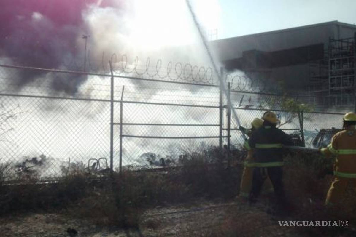 $!En Región Sureste de Coahuila incendio arrasa con bodega de la empresa John Deere