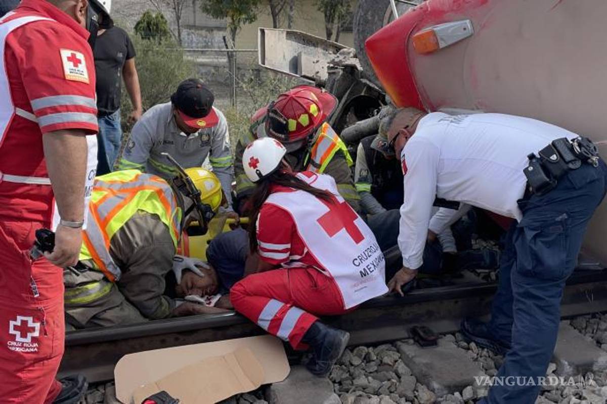 $!La locomotora golpeó la caja de carga del camión, arrastrándolo 150 metros y dejando al operador, Juan Manuel, con múltiples lesiones.