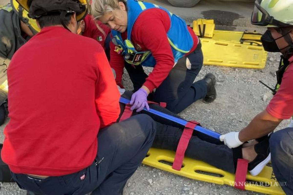 $!Tres ambulancias de Ramos Arizpe y dos camiones de rescate llegaron al lugar.